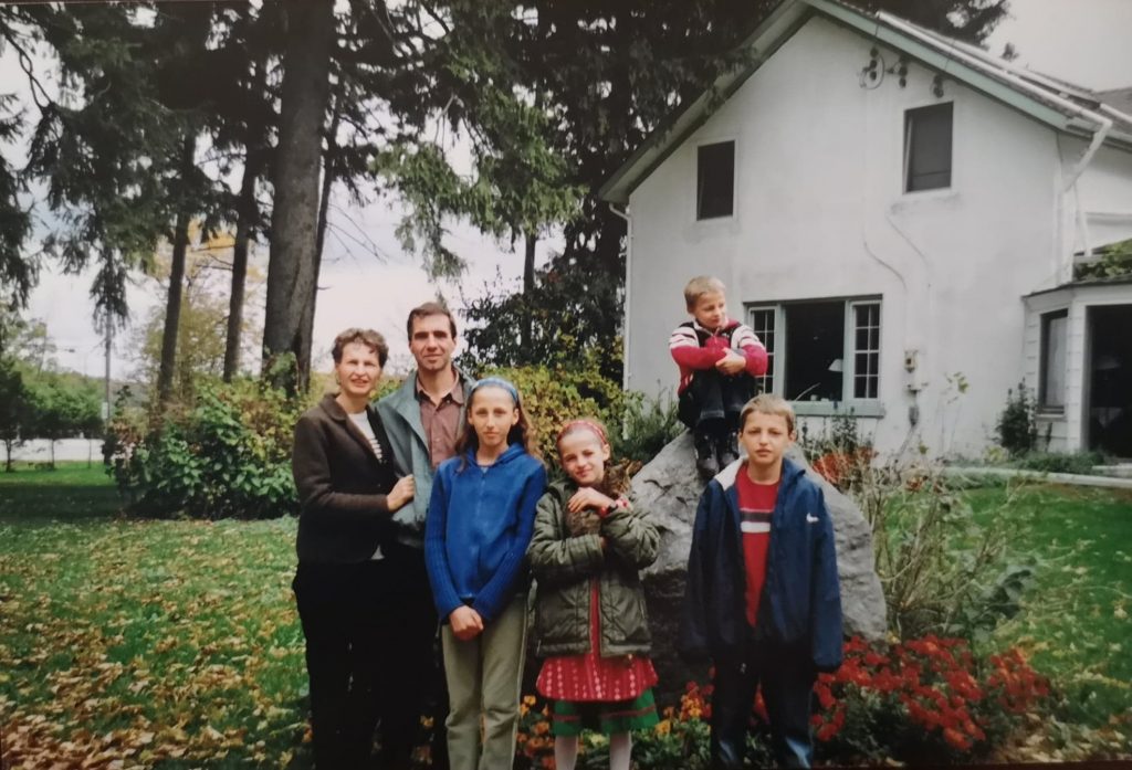 Wolfgang and Regina in front of their farmhouse with their children in the 2000s.